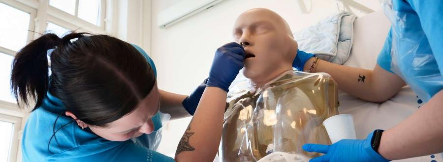 Dukke der får sonde