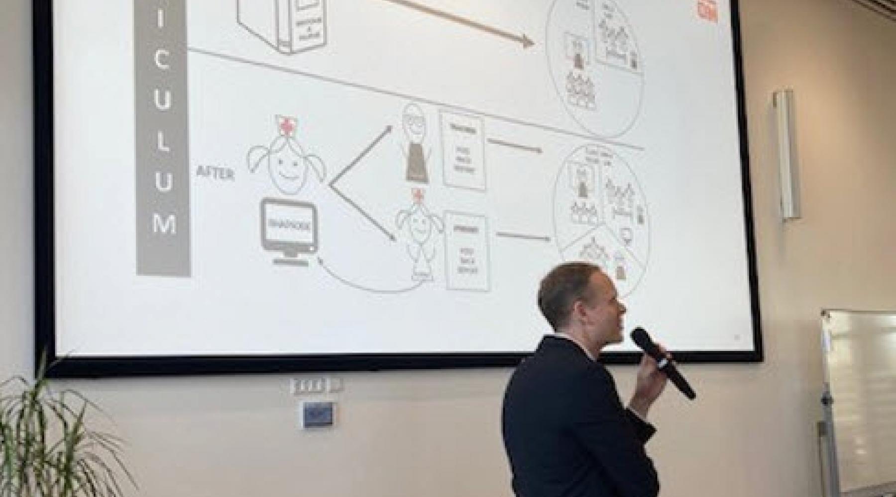 Direktør i Absalon, Daniel, fortæller om projekt NurseED